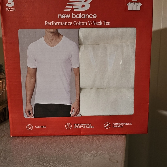 New balance tshirt white large - Picture 2 of 2